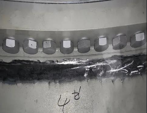 塔筒与法兰焊缝联结处先进行打磨,端面预处理.(清洗除污垢)     2.